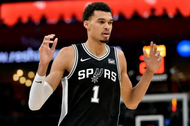 数据全面缩水 三分疯狂打铁！二年级的文班撞墙了？